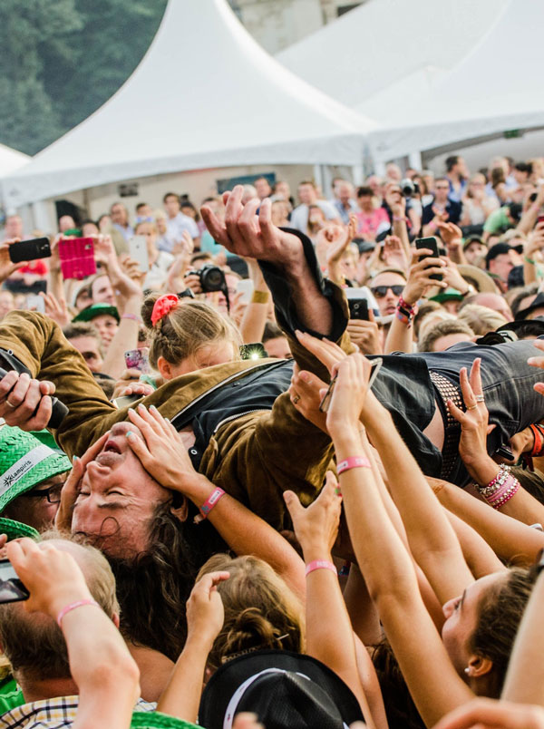 Mand der crowdsurfer