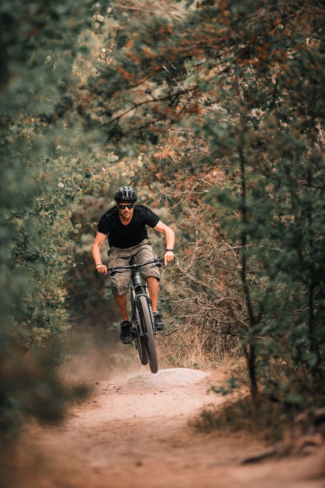 Mand på mountainbike