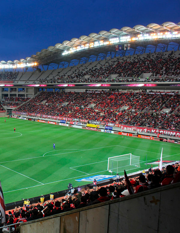 Fodboldkamp på stort stadion